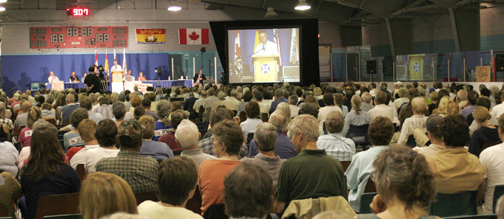 Large screen monitor and crowd